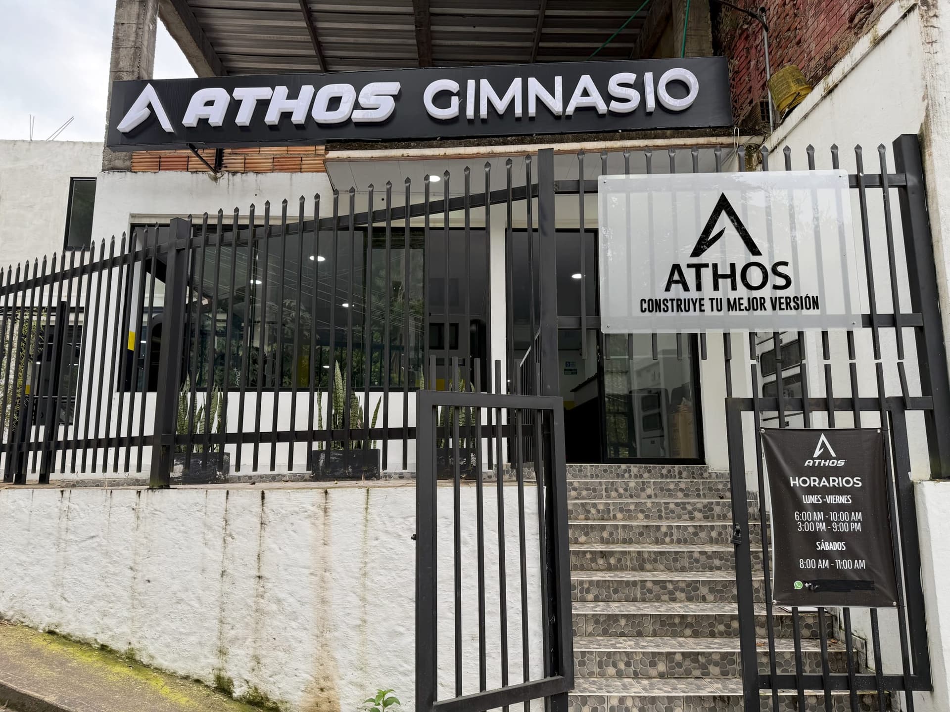 The entrance to ATHOS Gym with the sign and the motto Construye tu mejor versión